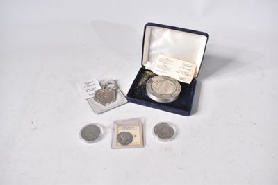 une pièce d'argent dans une boîte contenant une pièce d'argent