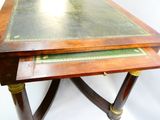 une table en bois recouverte d'un plateau en cuir
