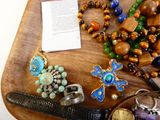un plateau en bois sur lequel sont disposés plusieurs bijoux