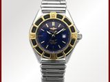 une image d'une montre en gros plan sur fond blanc