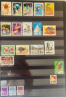 une photo d'une photo d'une collection de timbres