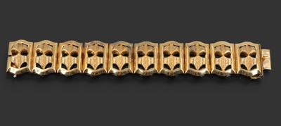 gros plan d'un bracelet en or sur fond noir