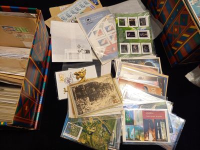 tout un tas de cartes et de cartes postales posées sur une table