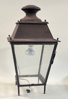 une lanterne à l'ancienne avec une ampoule, sur fond blanc