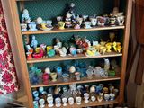 une grande étagère en bois sur laquelle sont disposés de nombreux objets divers