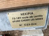 a sign on the back of a bench that says hekipia