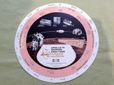 une horloge ronde sur laquelle figure l'image d'une station spatiale