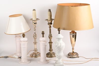 un grand nombre de lampes posées sur une table