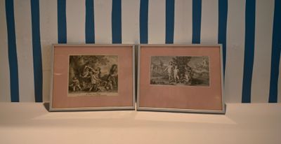 deux photos encadrées posées sur une étagère recouverte d'un papier peint à rayures bleues et blanches