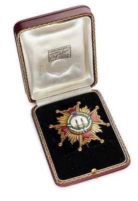 une image représentant une médaille dans un écrin sur fond blanc
