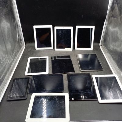 tout un tas d'appareils électroniques de toutes sortes posés sur la table