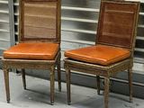 deux chaises placées l'une à côté de l'autre sur le sol