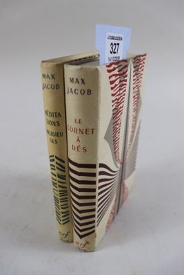 deux livres posés l'un sur l'autre sur une table