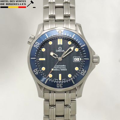 une montre au cadran bleu, montée sur un bracelet argenté