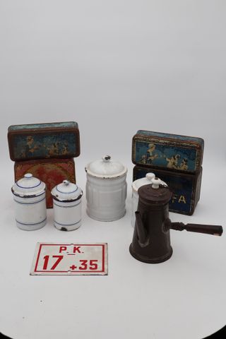 Quatre boites lithographiées, quatre pots à épice en tôle émaillé...