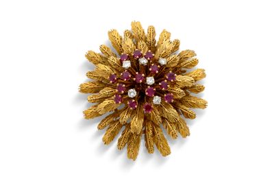 une image représentant une broche en or et rubis sur fond blanc