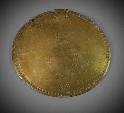 une vieille pièce d'or sur laquelle figure une couronne, posée sur une table