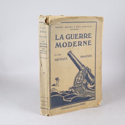 un vieux livre posé sur une table à côté d'un mur blanc
