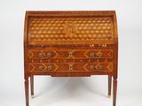un bureau ancien orné d'un motif géométrique sur le plateau