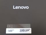 l'arrière d'un ordinateur portable sur lequel est apposé un autocollant Lenovo