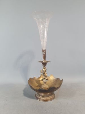 un vase en or surmonté d'un verre