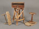 trois meubles, à savoir un bureau, un tabouret et une chaise