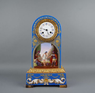 une horloge bleue et dorée ornée d'une peinture