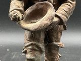 figurine en bronze représentant un garçon avec un chapeau et une canne