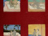 tableau composé de quatre images représentant un homme et une femme assis sur un lit