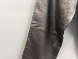 l'arrière d'un pantalon en cuir accroché au mur