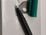 un stylo posé sur un livre