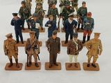 de nombreuses figurines représentant des hommes en uniforme militaire