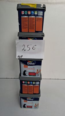 trois cartons de nourriture sont empilés les uns sur les autres