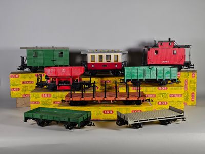 plein de petits trains miniatures empilés les uns sur les autres