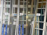 de nombreuses échelles appuyées contre le mur d'un immeuble