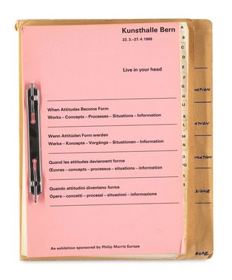 une image représentant un bloc-notes rose sur lequel est posé un stylo