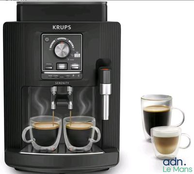 deux tasses de café devant une machine à café