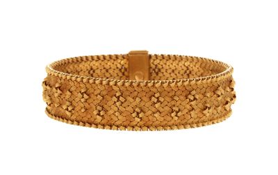 un gros plan d'un bracelet tressé sur fond blanc