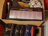 un grand nombre de cartons posés sur le sol