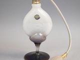 une lampe posée sur une table à côté d'un cordon
