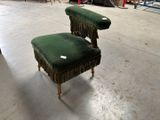 deux chaises vertes ornées de franges dans un entrepôt