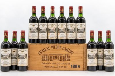 un lot de six bouteilles de vin dans une caisse en bois