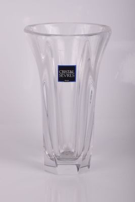 un vase en verre transparent orné d'une étiquette bleue