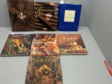 Plusieurs livres sont posés sur une table devant un mur.