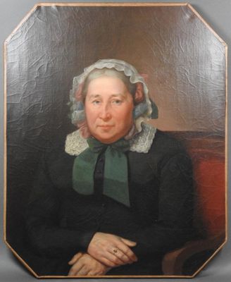 portrait d'une vieille femme vêtue d'une robe noire et d'un foulard vert