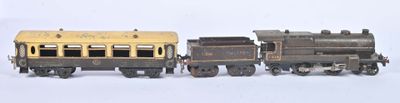 deux petits trains assis l'un à côté de l'autre sur une surface blanche