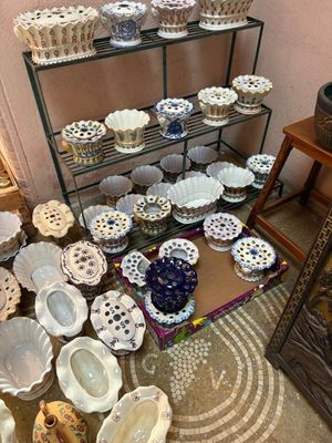 de nombreuses assiettes et bols posés sur une étagère dans une pièce