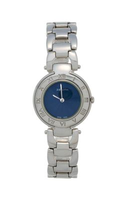 une image d'un gros plan d'une montre-bracelet sur un fond blanc