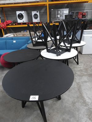 plusieurs tables et chaises noires et blanches dans un entrepôt