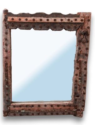 une image représentant un miroir en bois orné de rivets